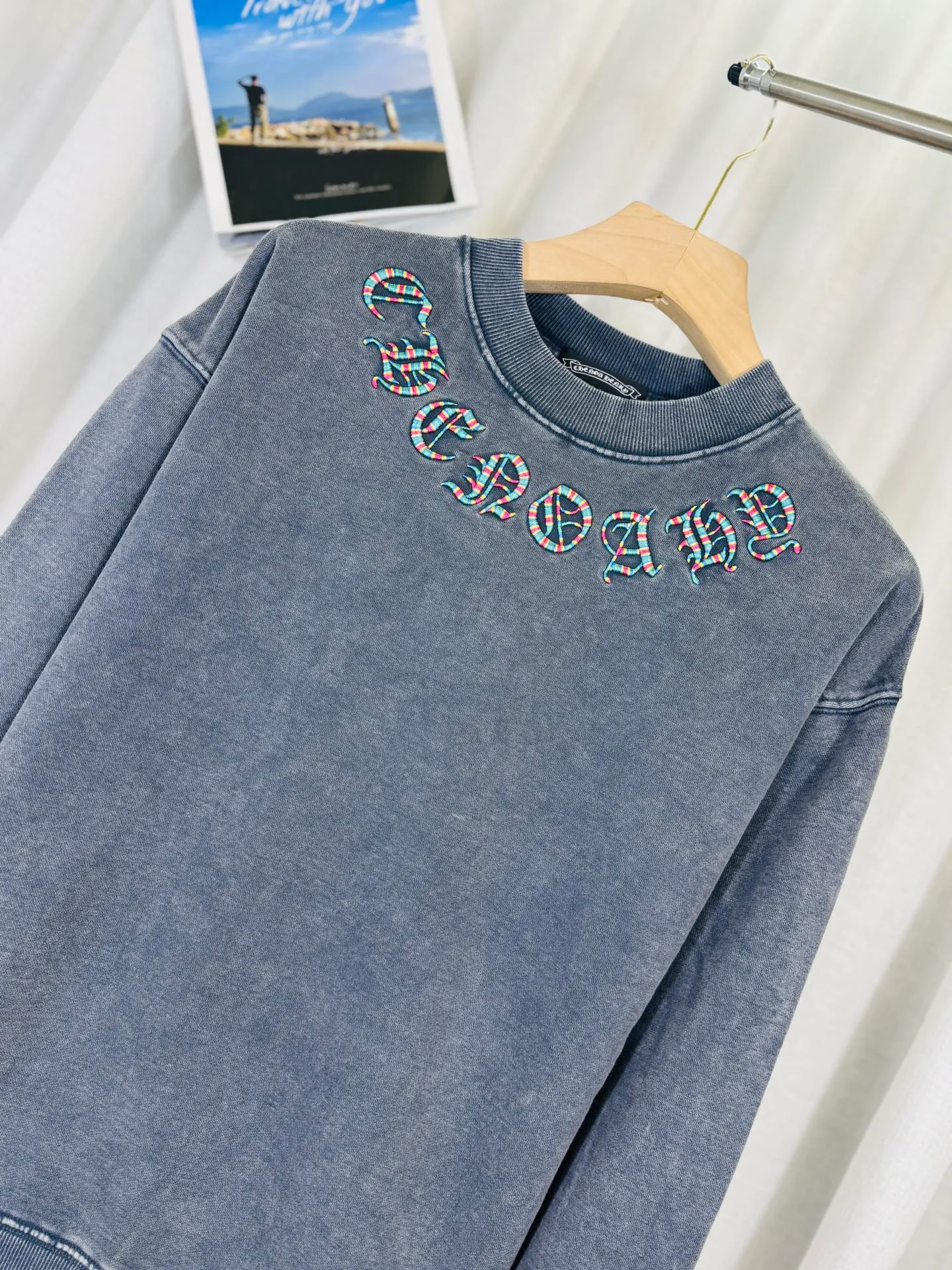P270 top version, real shot without P, ​​different from market currency) 𝗖𝗵𝗿𝗼𝗺𝗲 𝗛𝗲𝗮𝗿𝘁𝘀/Cro Heart 2025 washed patch embroidery autumn and winter new original single counter American laser burnt 3D three-dimensional color embroidered couple casual sweatshirt 👑The highest version! Customized fabric 430g tripe terry fabric! American acid-washed and distressed original fabric laser burnt ✟appliqué embroidery and exquisite embroidery of letters! The best-selling model in the counter, very comfortable to wear. Accessories: original molded and authenticated collar label➕100% silk wash label. Genuine purchase-grade original hangtag➕matching hanging rope➕3D hanging beads➕original packaging bag. Craftsmanship: The original version has consistent wiring! The highest version of the armhole matching technique! Color: Gray Black Size: S M L XL Style No.: 9306